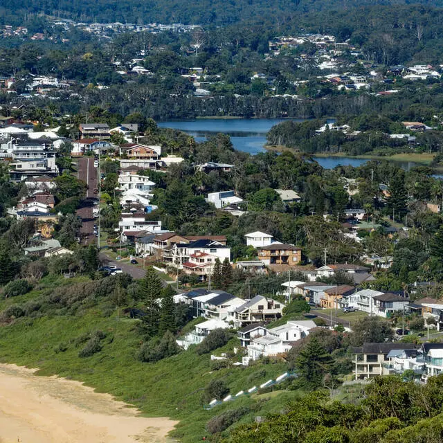 Ocean-front houses along Kalakau Ave, North and South Scenic Roads